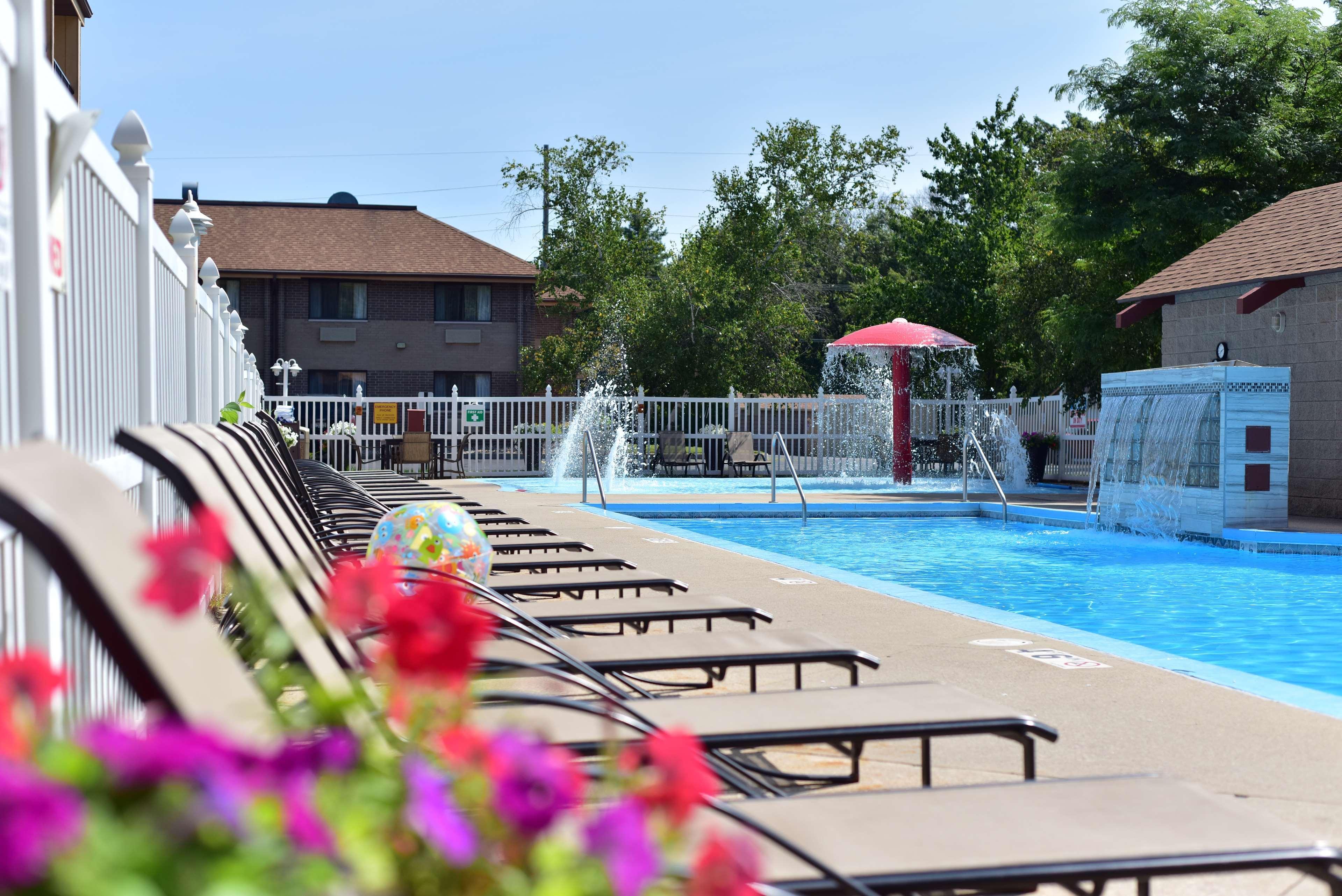 Best Western Ambassador Inn & Suites Wisconsin Dells Exterior foto