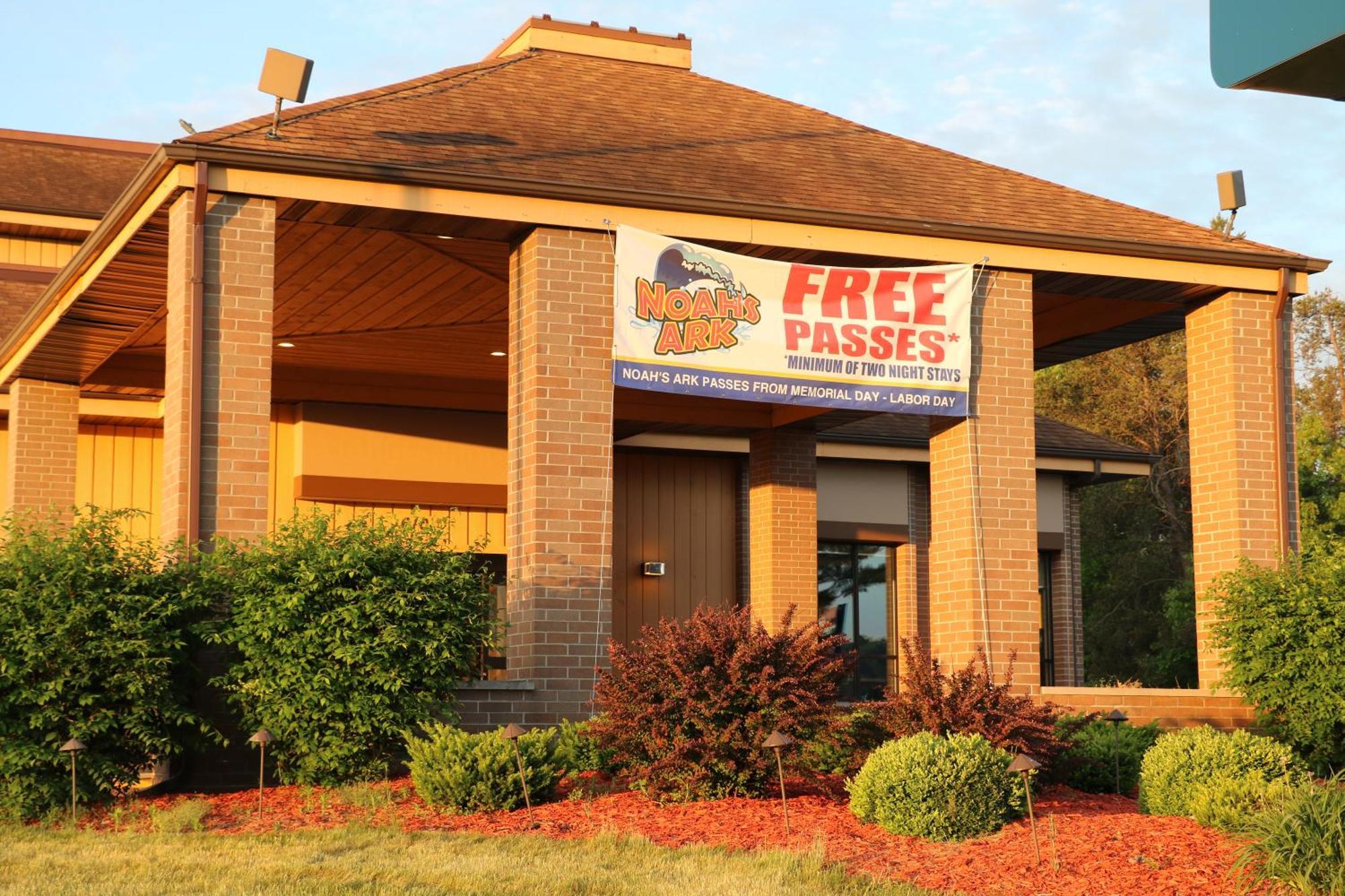 Best Western Ambassador Inn & Suites Wisconsin Dells Exterior foto